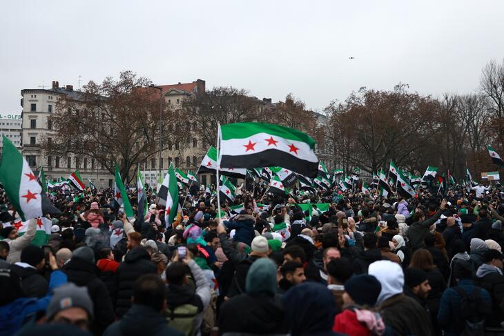 A Berlinben élő szírek ünnepelték Bassár el-Aszad bukását 2024. december 8-án