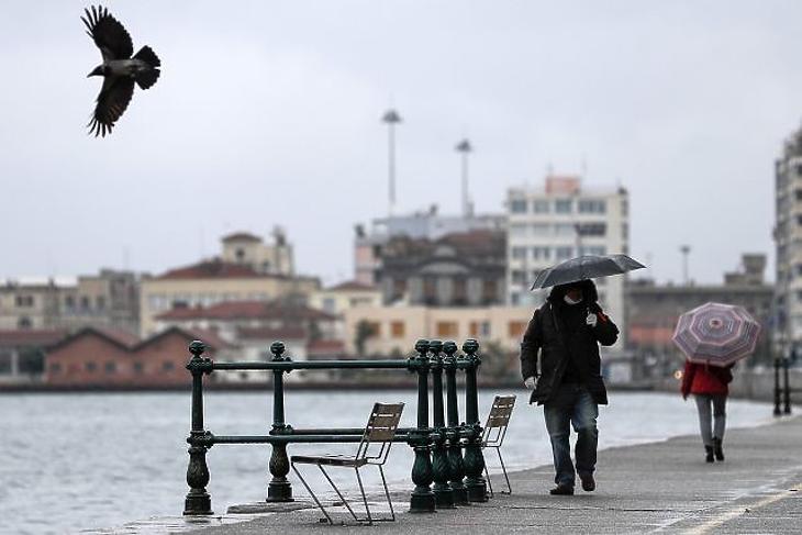 Belerokkan-e a világ a koronavírus elleni harcba? A hét videója