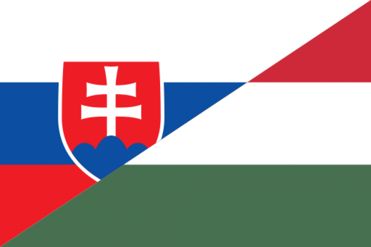 szlovák és magyar zászló