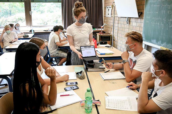 Európai sulikörkép: az órákon is maszkot húznak a diákokra