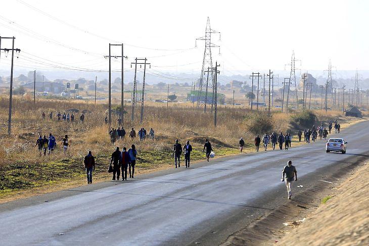 A nap képe: ebben az országban gyalog járnak dolgozni a vírus miatt