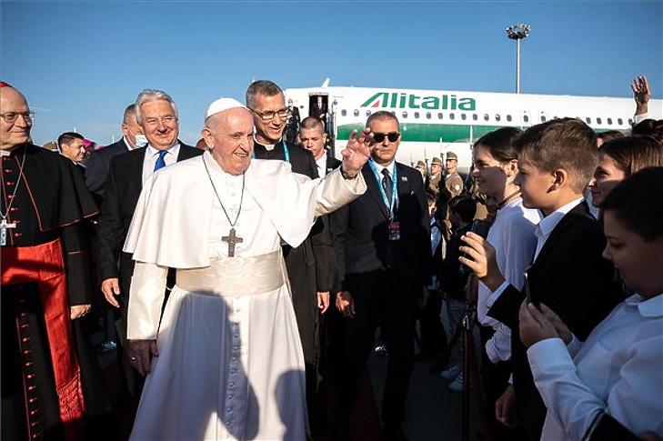 Ferenc pápa vasárnap reggel érkezett a budapesti repülőtérre (Fotó: MTI)