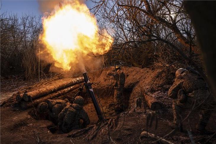 Ukrán katona egy 120 mm-es aknavetővel lövi az orosz állásokat Bahmutnál. Fotó: MTI/AP/Jevhen Maloletka
