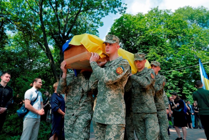 Egy Zaporizzsja régióban elesett ukrán katona, Nazar Matlak temetése Kijevben 2023. június 27-én. Fotó: EPA/SERGEY DOLZHENKO