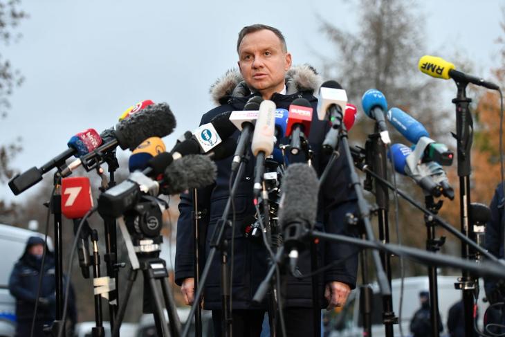Andrzej Duda lengyel elnök sajtótájékoztatót tart a kelet-lengyelországi Przewodow faluban 2022. november 17-én, két nappal azután, hogy felrobbant egy rakéta a falu egyik gabonasilójában, és két embert megölt. Fotó: MTI/EPA/PAP