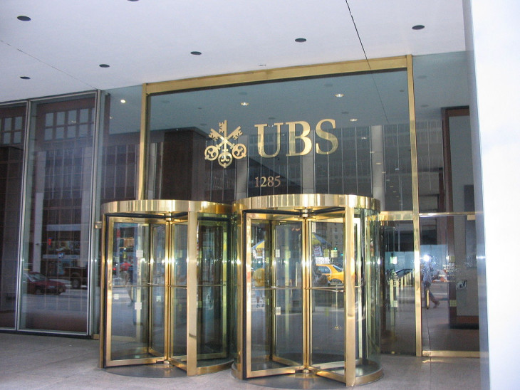 Az UBS forgóajtóján nem engednék át a veszéyes ügyfeleket