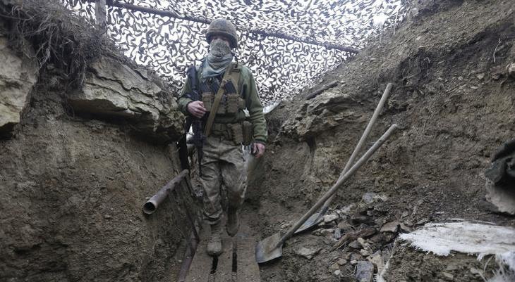 Ukrán katona a lövészárokban a Donyeck megyei Debalceve közelében 2021. december 3-án. (Fotó: MTI/AP/Andriy Dubchak)