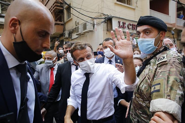 Emmanuel Macron francia elnök (k) látogatást tesz a libanoni főváros kikötői negyedében 2020. augusztus 6-án, két nappal a hatalmas erejű, kettős robbanás után. MTI/EPA/Pool/Thibault Camus