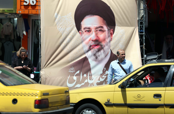 Modzstaba Hamenei ajatollahot ábrázoló molinó Teheránban 2026. április 28-án 
