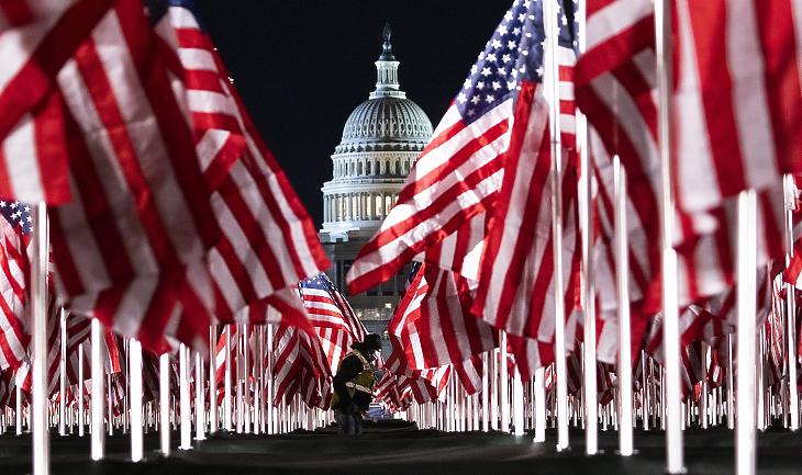 A Zászlók mezeje elnevezésű installáció Joe Biden demokrata párti megválasztott amerikai elnök beiktatási ünnepségének helyszínén, a törvényhozás washingtoni épületénél, a Capitoliumnál 2021. január 18-án. A közel 200 ezer zászló azokat jelképezi, akik nem tudnak személyesen ott lenni az ünnepségen. (Fotó: MTI/EPA/Justin Lane)
