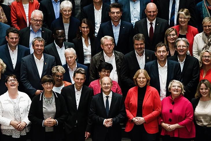 Olaf Scholz, a szociáldemokraták kancellárjelöltje a párt új parlamenti frakciójának tagjaival a Bundestagban Berlinben 2021. szeptember 29-én. EPA/CLEMENS BILAN