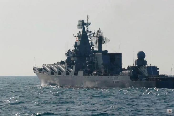 A Moszkva nevű zászlóshajó a Fekete-tengeren 2022. február 18-án.  EPA/RUSSIAN DEFENCE MINISTRY