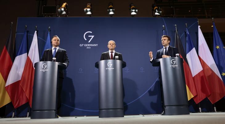 Balról jobbra: Andrzej Duda lengyel elnök, Olaf Scholcz német kancellár és Emmanuel Macron francia elnök a weimari háromszög ülését megelőző sajtótájékoztatón 2022. február 8-án. Fotó: EPA / Hannibal Hanschke