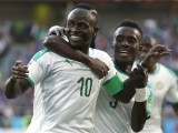 A szenegáli Sadio Mané (b) csapattársaival ünnepel, miután gólt lőtt Kavasima Eidzsi japán kapusnak az oroszországi labdarúgó-világbajnokság H csoportjának második fordulójában játszott Japán - Szenegál mérkőzésen a Jekatyerinburg Arénában 2018. június 24-én. 
