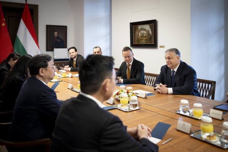 Orbán Viktor miniszterelnök a kínai BYD autógyár vezetőségével tárgyal a Karmelita kolostorban 2024. február 24-én. A felek áttekintették az óriásvállalat magyarországi beruházásainak helyzetét. Balról Vang Csuan-fu, a BYD elnök-vezérigazgatója. 
