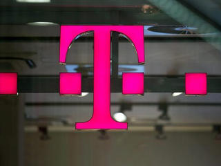 Busás összeggel próbálja védeni dolgozóit a Telekom az inflációtól