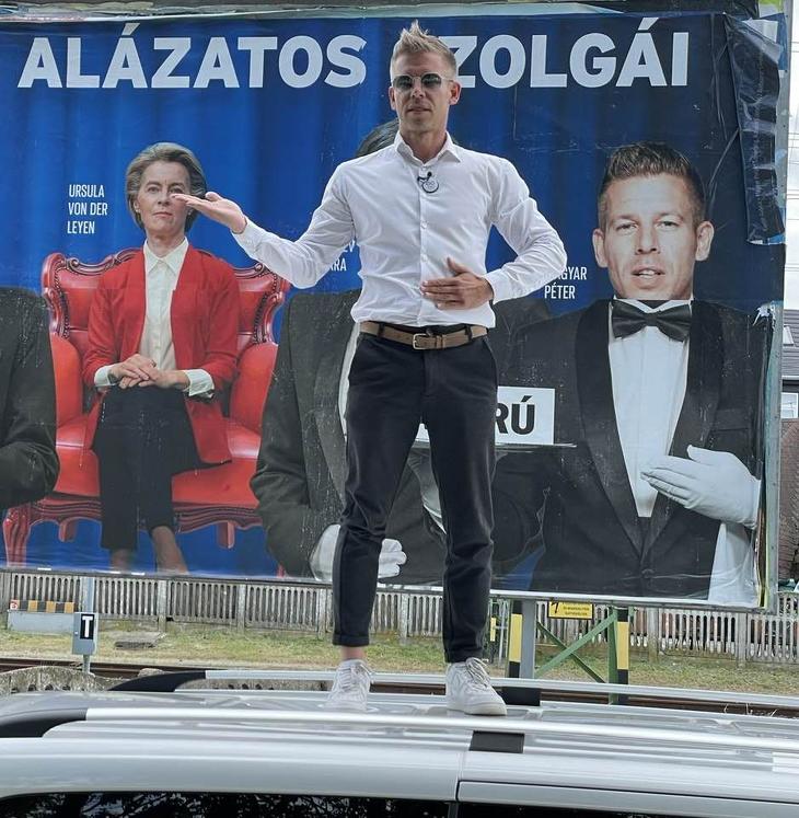 Magyar Péter és mögötte Magyar Péter - valamint Ursula von der Leyen, az Európai Bizottság elnöke 