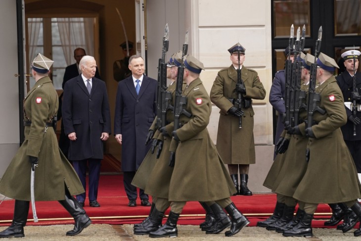 Andrzej Duda lengyel államfő katonai tiszteletadás mellett fogadta Joe Biden amerikai elnököt a varsói államfői rezidencián 2023. február 21-én. Fotó: MTI/AP/Evan Vucci