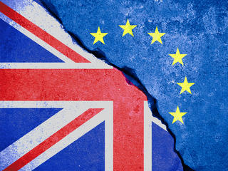 377 közelében az euró, megbánták a britek a Brexitet