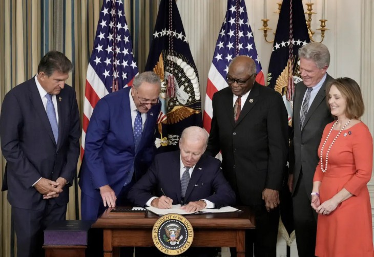 Joe Biden amerikai elnök fokozott figyelem közepette aláírja az Inflációcsökkentési Törvényt (IRA)