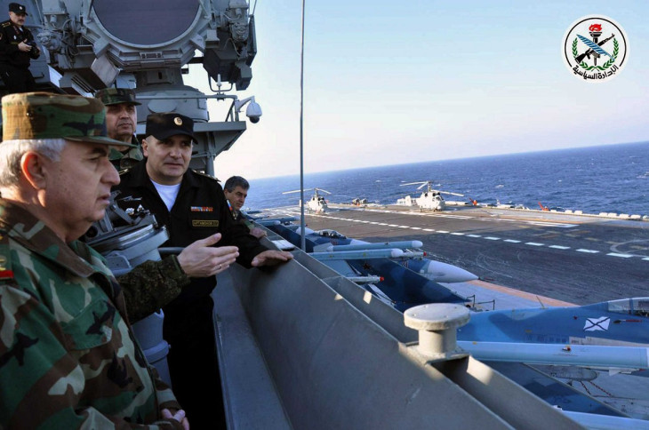 Szír és orosz katonák az Admiral Kuznyecov repülőgép-hordozó fedélzetén Tartusz közelében