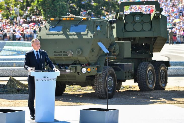 Andrzej Duda egy korábbi képen egy frissen beszerzett amerikai fegyverrendszer előtt beszél