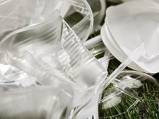 Búcsúzhatunk a műanyagpohártól: betiltják az egyszer használatos műanyagokat