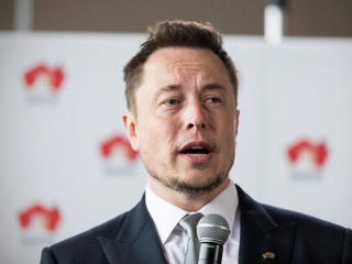 Elon Musk egyik szeme sír, a másik nevet