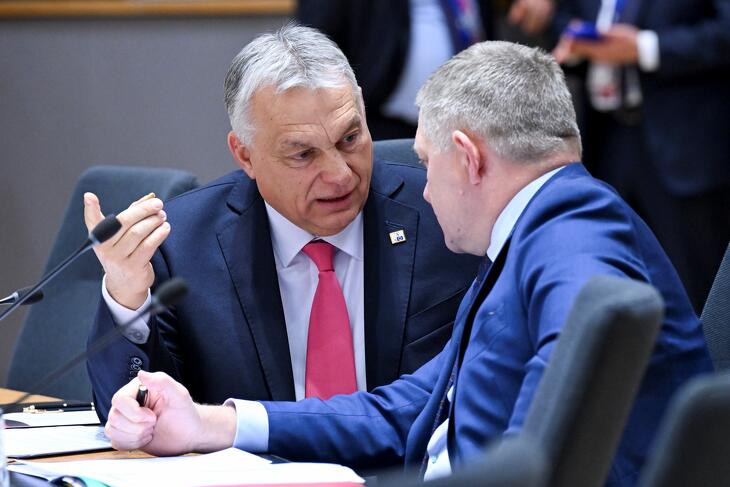 Október 23-án, Orbán Viktor megérkezéséig Robert Fico képviselte a magyar kormányt Brüsszelben