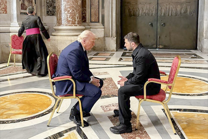 Az ukrán elnöki sajtószolgálat felvételén Volodimir Zelenszkij ukrán (j) és Donald Trump amerikai elnök beszélget a vatikáni Szent Péter-bazilikában Ferenc pápa gyászszertartása idején, 2025. április 26-án. A római katolikus egyházfő húsvéthétfőn, április 21-én, 88 éves korában hunyt el vatikáni otthonában.