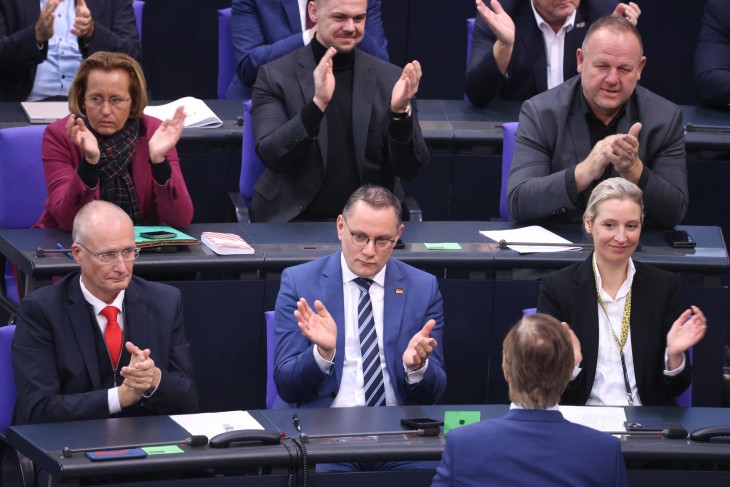 Az AfD parlamenti frakciója a Bundestagban, elöl középen Tino Chrupalla társelnök, tőle jobbra pedig Alice Weidel, a másik társelnök látható. Fotó:  EPA/CLEMENS BILAN   