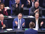 Az AfD parlamenti frakciója a Bundestagban, elöl középen Tino Chrupalla társelnök, tőle jobbra pedig Alice Weidel, a másik társelnök látható. Fotó:  EPA/CLEMENS BILAN   