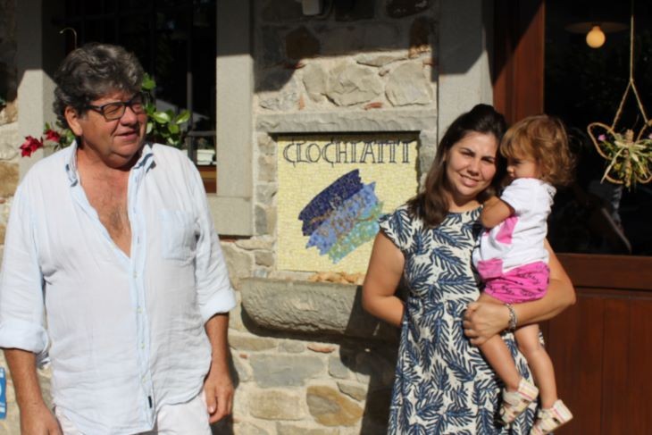 Giorgio, az édesapa, Rossella, a lánya és az ő kislánya. Mindent beleadnak, ha vendég jön. Fotó: Privátbankár/Mester Nándor