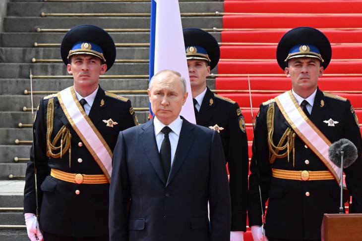 Tényleg volt mit köszönni? Vlagyimir Putyin köszönetet mond a moszkvai Kremlben 2023. június 27-én, az orosz védelmi minisztérium, az orosz nemzeti gárda, (Roszgvardija), az orosz belügyminisztérium (MVD), az Orosz Szövetségi Biztonsági Szolgálat (FSZB) és az Orosz Szövetségi Védelmi Szolgálat (FSZO) egységeinek, hogy biztosították a rendet és a törvényességet a Wagner orosz magánhadsereget vezető Jevgenyij Prigozsin lázadása alatt. Fotó: MTI/EPA/Szputnyik/Kreml pool 