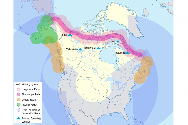 Az Észak-Amerikát védő NORAD radarrendszer térképe. Nem lassan repülő, kisméretű tárgyakra volt optimalizálva a rendszer. Illusztráció: Wikimedia