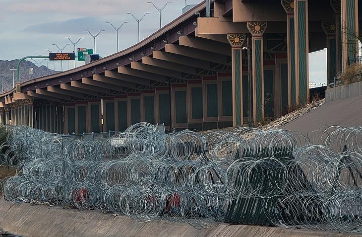 Bár a szövetségi intézmények ellenkező utasítást adtak, a texasi nemzeti gárda folytatja a szögesdrót akadályok telepítését. Fotó: EPA / Lius Torres