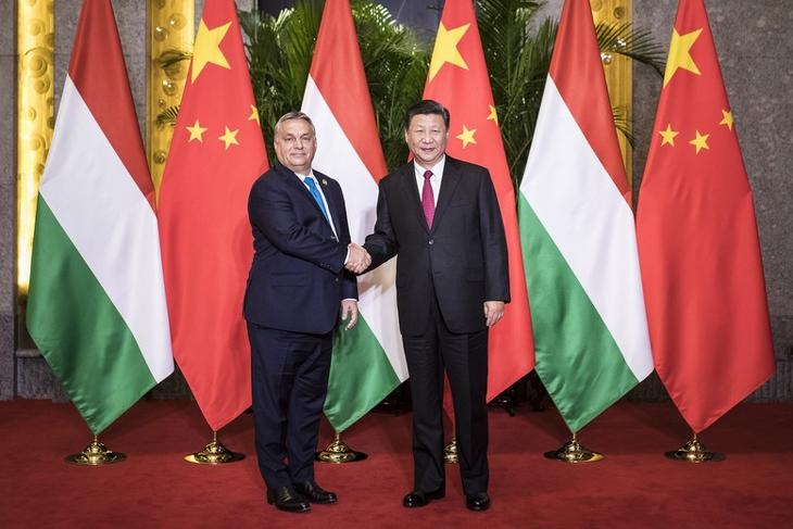 Vannak hátsó szándékok is? Hszi Csin-ping kínai elnök fogadja Orbán Viktor magyar kormányfőt Sanghajban 2018. november 5-én. Fotó: MTI / Miniszterelnöki Sajtóiroda/Szecsődi Balázs