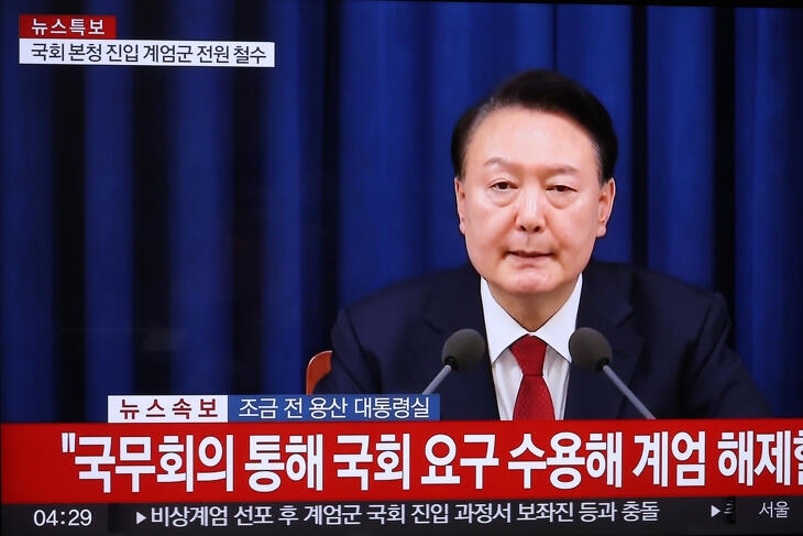 Jun Szogjol dél-koreai elnök televíziós üzenetében feloldja a pár órával korábban kihirdetett szükségállapotot Szöulban 2024. december 4-én - néhány órával korábban egy másik hasonló üzenetben jelentette be a bevezetést MTI/EPA/YNA