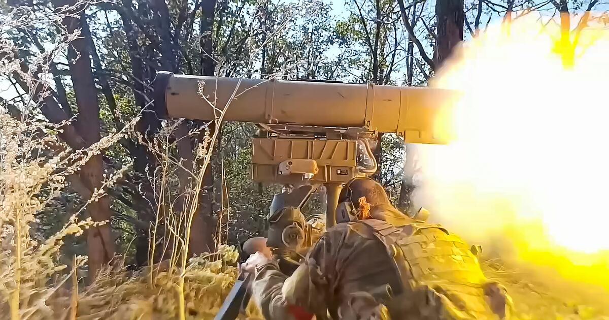Oroszország több tucat ukrán drónt lőtt le, Ukrajna katonai repülőteret támadott