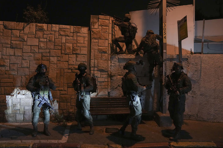 Az izraeli biztonsági erők tagjai Tel-Aviv belvárosi szórakozónegyedében kutatnak a merénylet elkövetője után 2022. április 7-én.  Fotó: MTI/AP/Ariel Schalit 