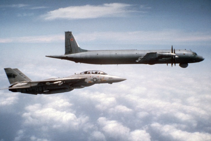 Szovjet Il-38-as gépet kísér egy amerikai F-14-es még a hidegháború vége felé. Fotó: Wikimedia
