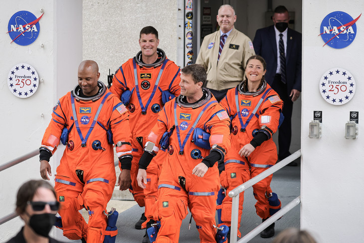 Victor Glover (b), Reid Wiseman (j2) és Christina Koch (j) NASA-asztronauták, valamint Jeremy Hansen, a Kanadai Űrügynökség űrhajósa (b2), az amerikai űrkutatási hivatal, a NASA Artemis II küldetésének legénysége a kilövőállásra indul