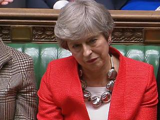 A nap képe: elkámpicsorodott Theresa May, ma újabb sorsdöntő szavazás jön 