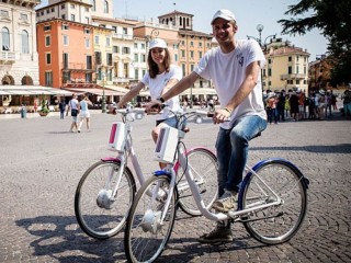 E-biciklik egy olasz kisvárosban. Fotó: pixabay