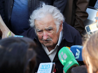 Jose Mujica volt uruguayi elnök nyilatkozik a sajtónak egy montevideói szavazóhelyiség előtt 2024. november 24-én, az uruguayi parlamenti és elnökválasztás második fordulójának idején. 