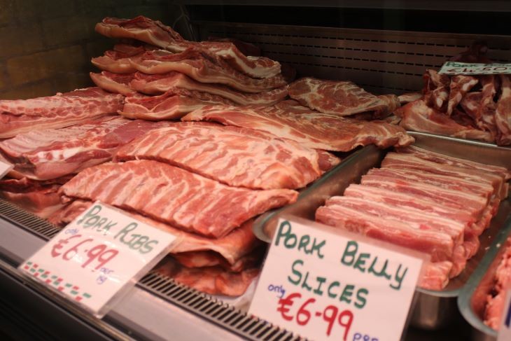 Sertéshúsok a déli Cork városában lévő termelői piacon. Fotó: privátbankar/Mester Nándor