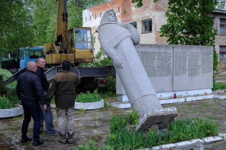 A II. világháborúban elesett szovjet katonák hősi emlékművét eltávolítják a nyugat-ukrajnai Lembergi térületen fekvő faluban, Pnikutban 2023. május 12-én, az Ukrajna elleni orosz háború alatt. Fotó: MTI/AP