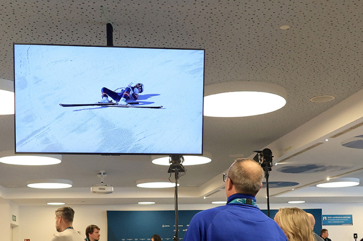 Újságírók az anterselvai sajtóközpontban nézik az amerikai Lindsey Vonnról készült felvételt