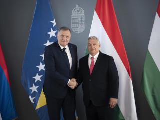 A Miniszterelnöki Kommunikációs Főosztály által közreadott képen Orbán Viktor miniszterelnök (j) fogadja Milorad Dodikot, a boszniai Szerb Köztársaság elnökét a Karmelita kolostorban 2025. június 5-én.