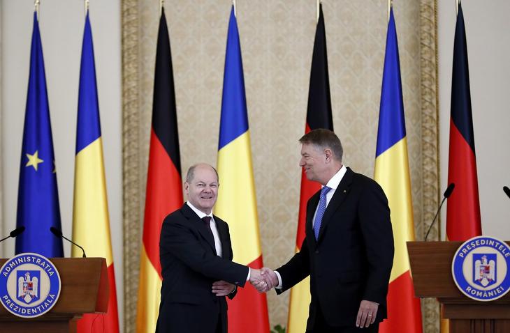 Olaf Scholz és Klaus Iohannis Bukarestben. Fotó: MTI / EPA / Robert Ghement 